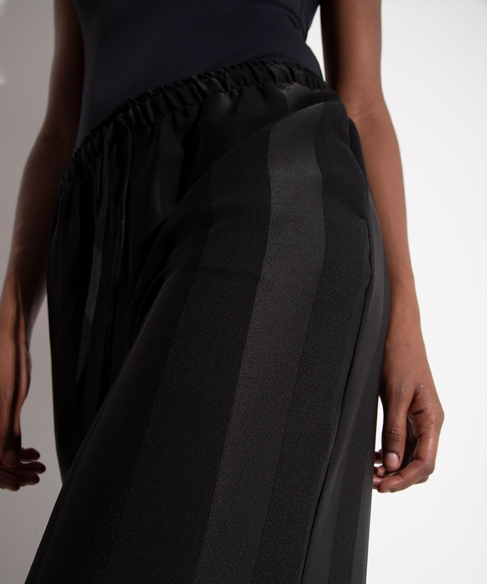 calça wide leg acetinada listrada mindset preta