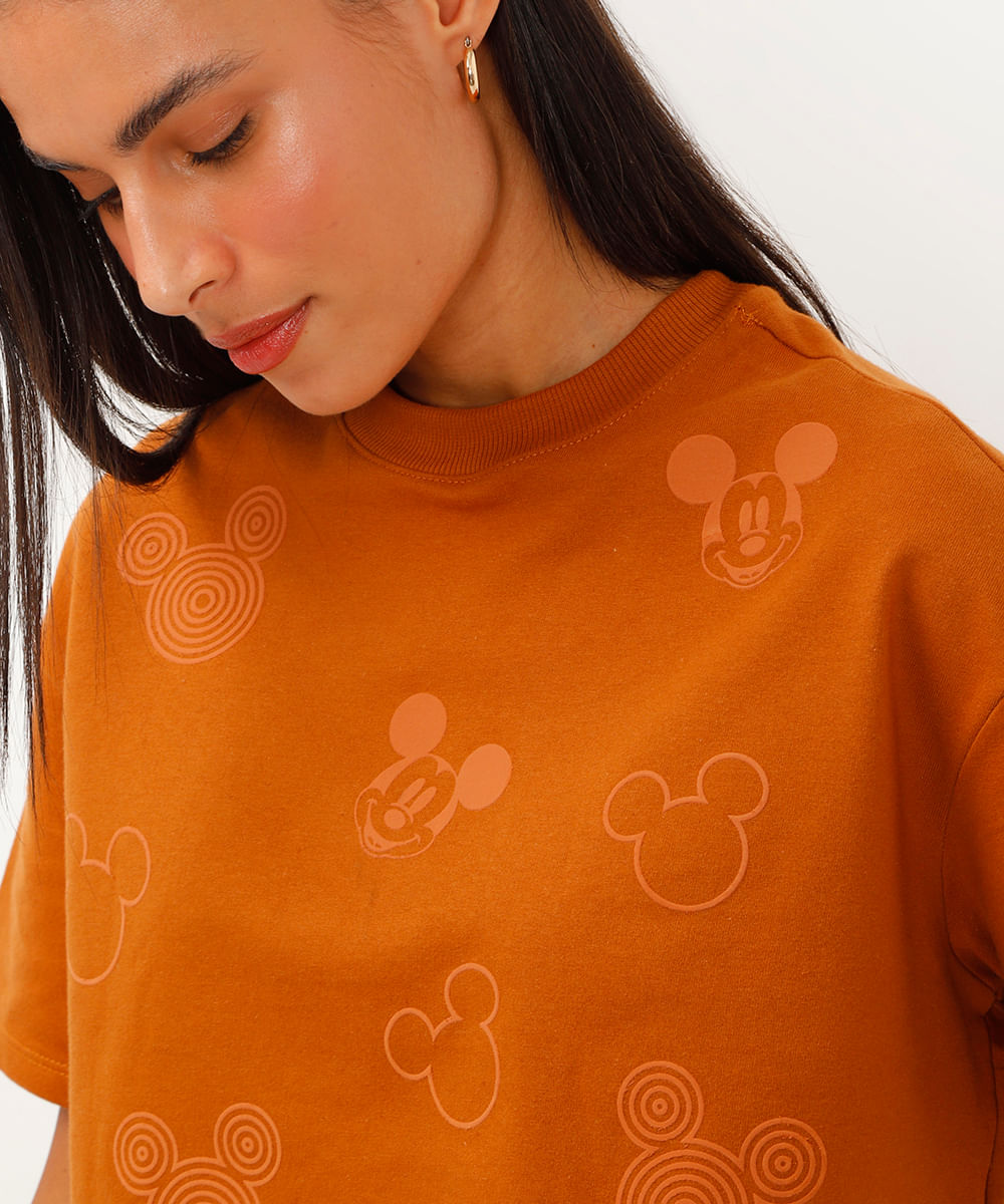 camiseta de moletinho cropped mickey marrom