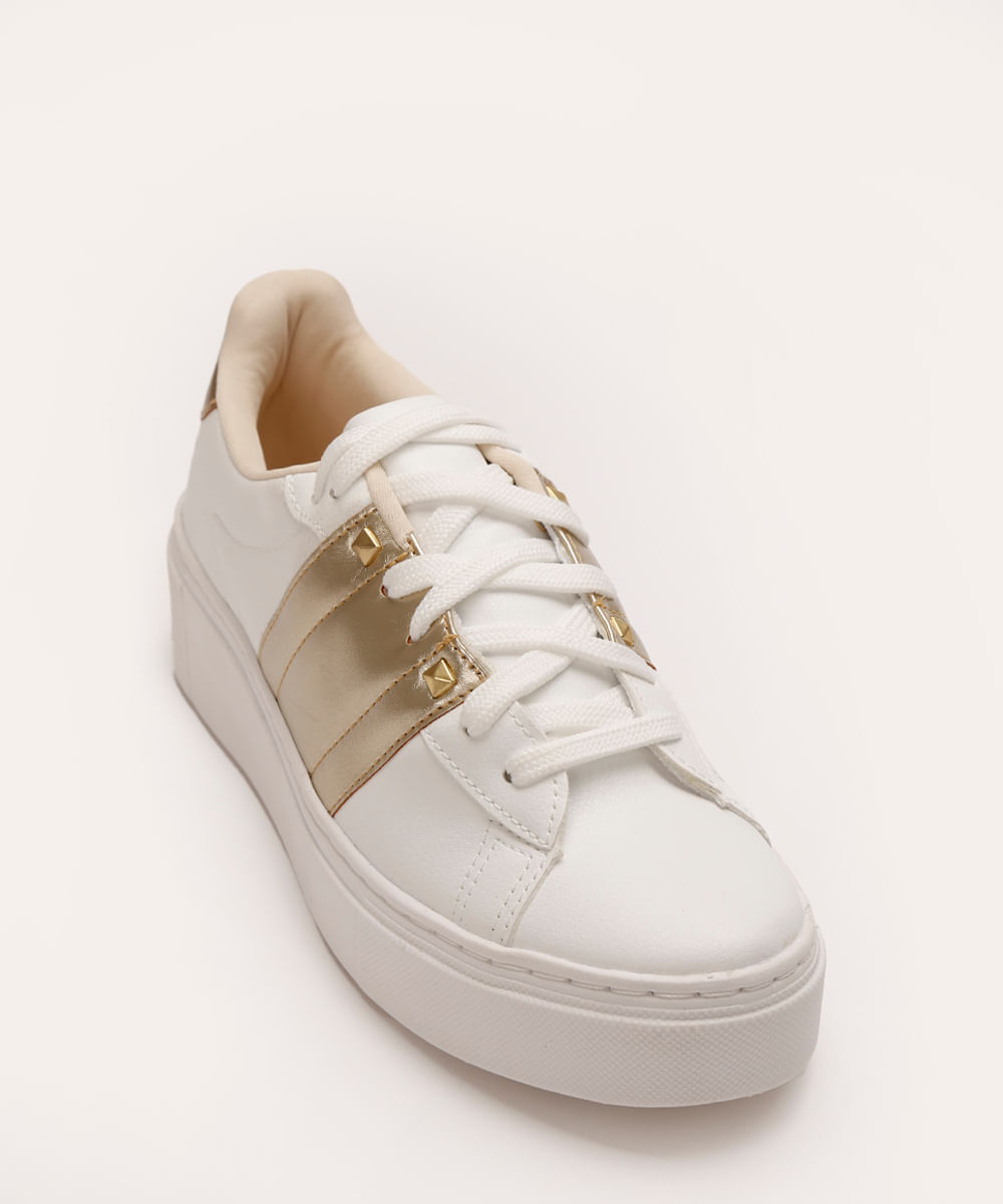tênis casual com recorte branco