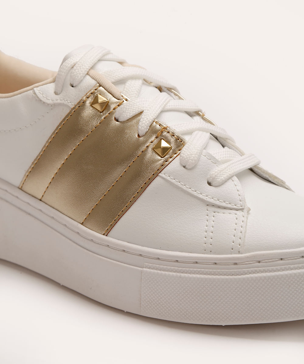 tênis casual com recorte branco