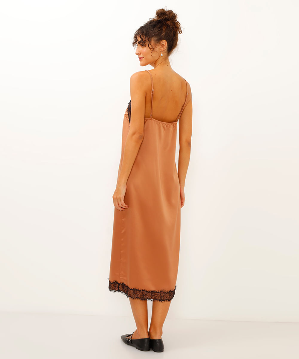 vestido midi acetinado com renda marrom