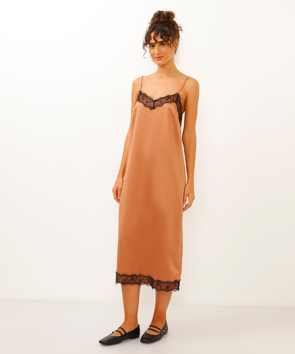 vestido midi acetinado com renda marrom