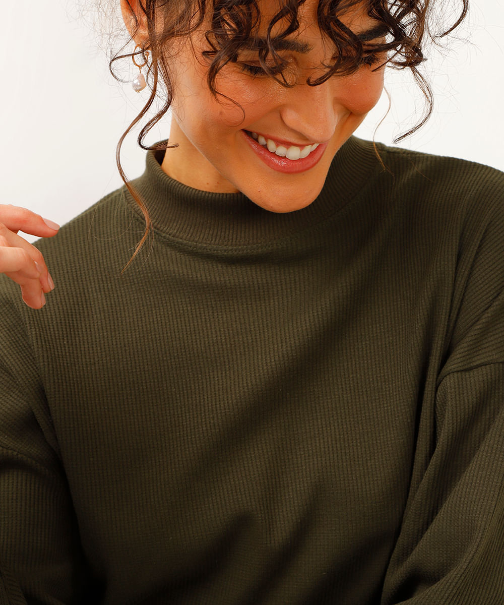 blusa texturizada básica manga longa verde - verde militar