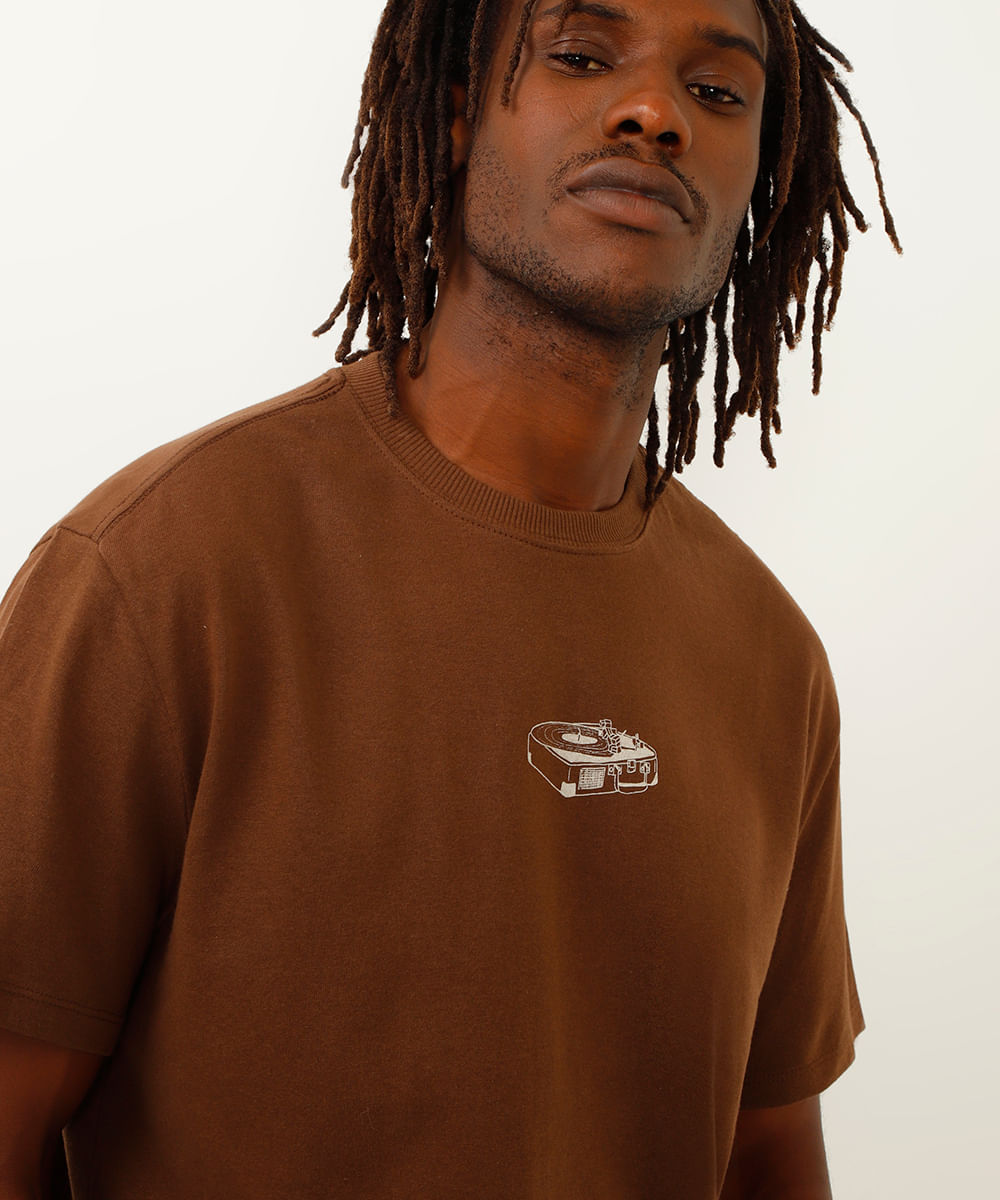 camiseta de moletinho relaxed fit vitrola marrom