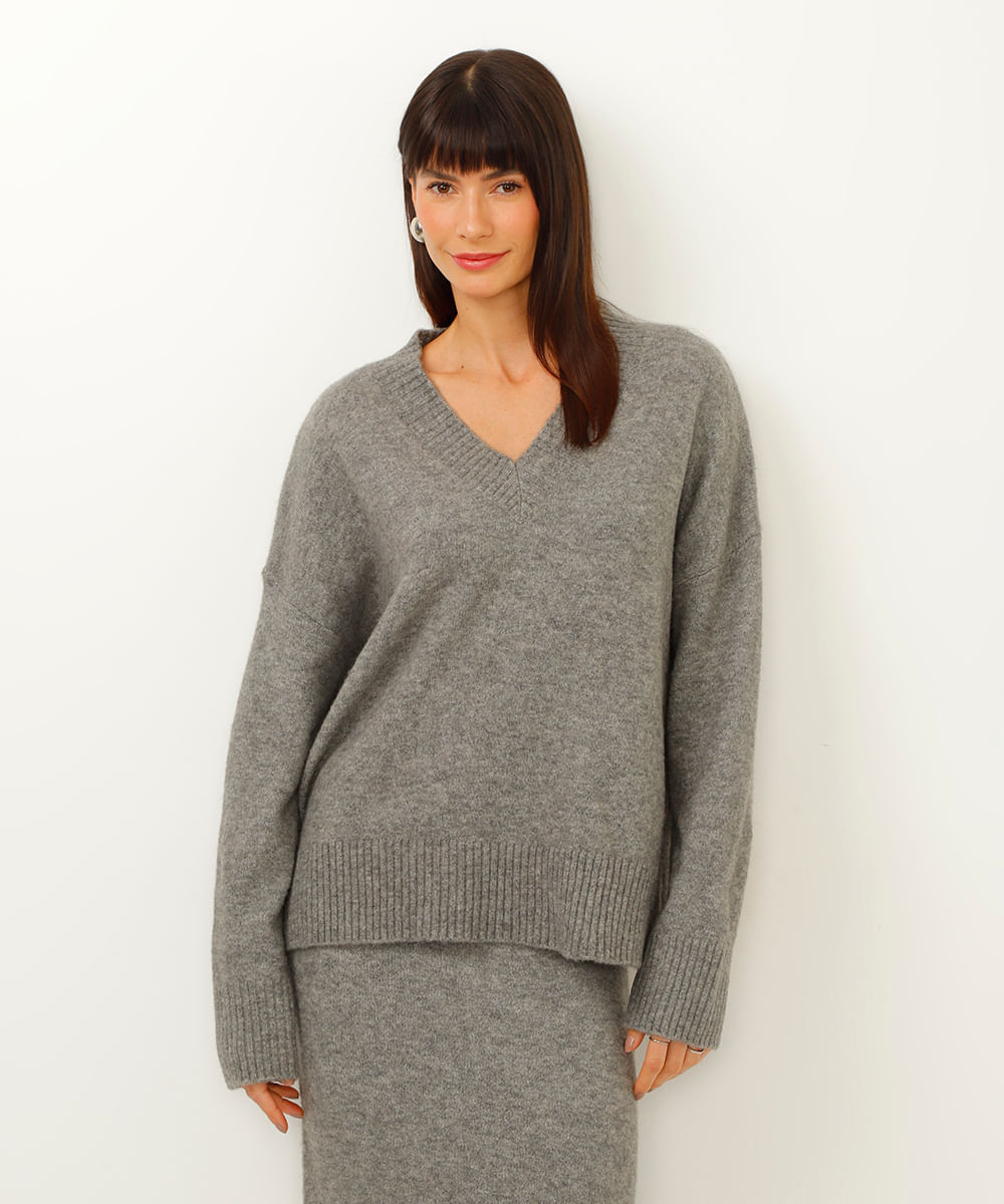 suéter de tricot oversized decote v cinza