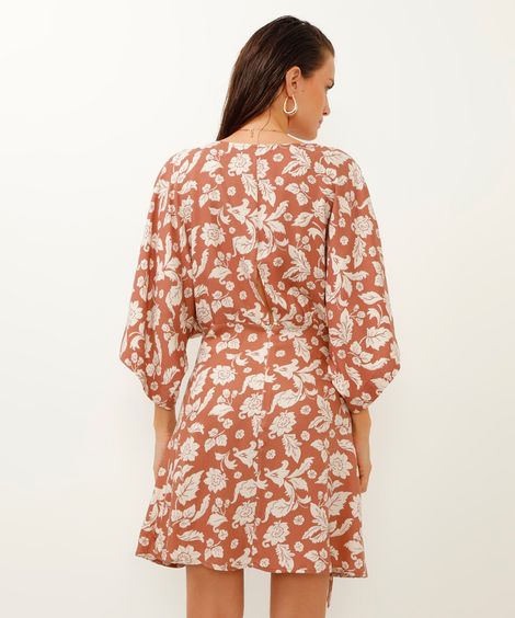vestido curto de viscose com transpasse manga curta marrom