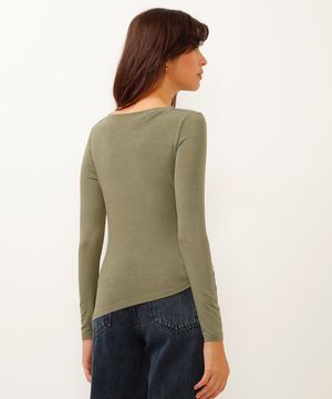 blusa de viscose assimétrica com franzido na lateral verde militar