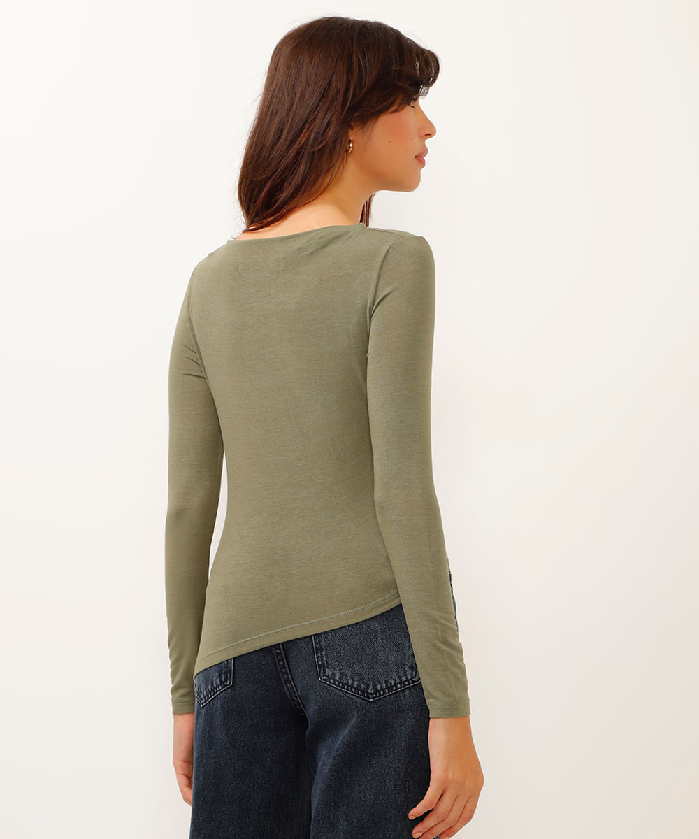 blusa de viscose assimétrica com franzido na lateral verde militar