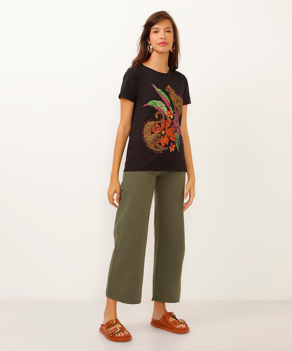Camiseta de Algodão Onça Pintada com Flores Manga Curta Decote Redondo  Preta