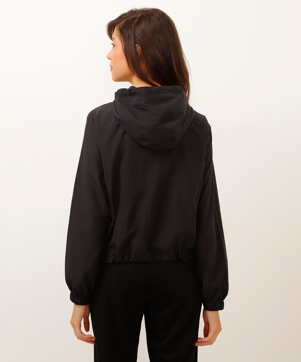 jaqueta corta vento com bolsos preta