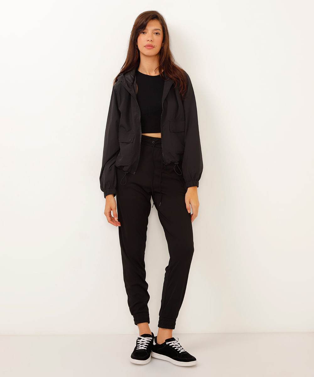 jaqueta corta vento com bolsos preta