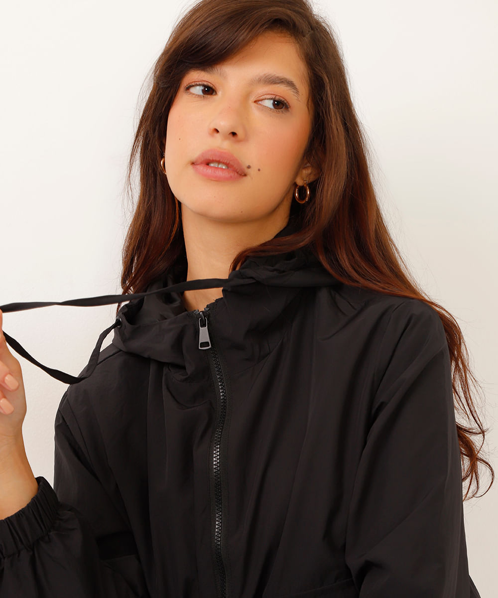 jaqueta corta vento com bolsos preta