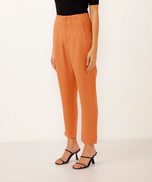 calça de alfaiataria carrot com pregas marrom