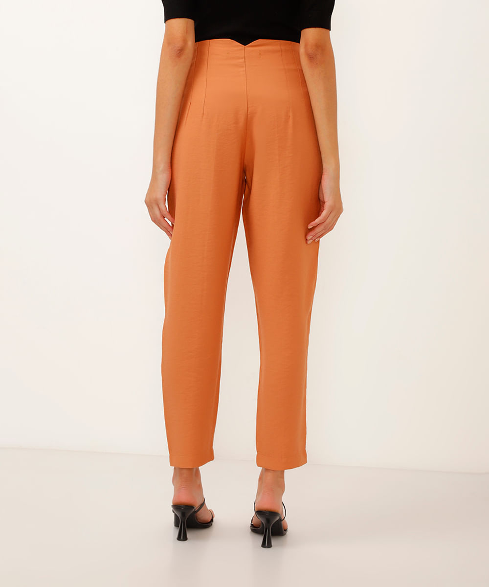 calça de alfaiataria carrot com pregas marrom