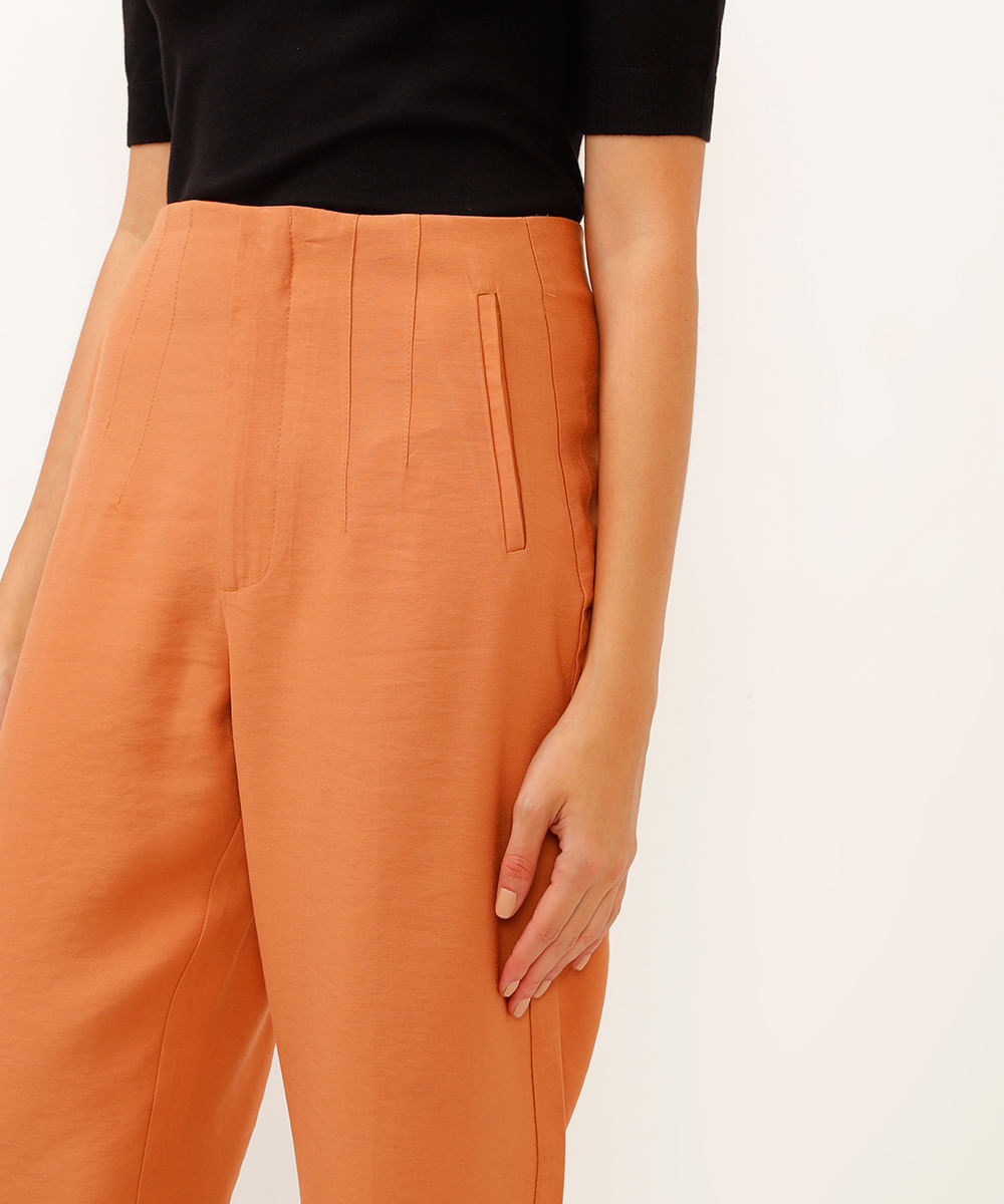 calça de alfaiataria carrot com pregas marrom