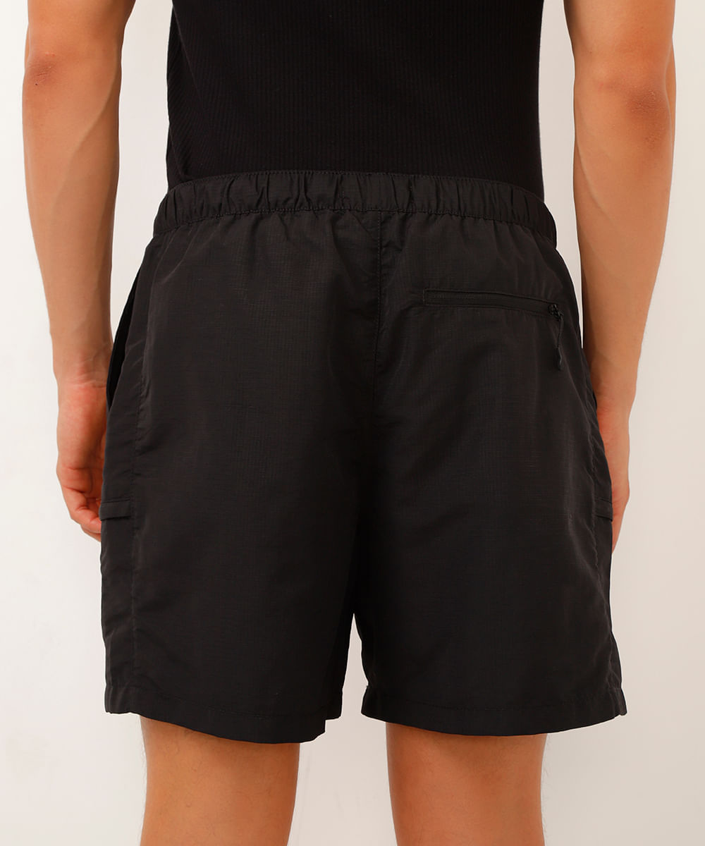 short texturizado com bolsos preto