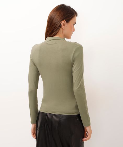 blusa de viscose gola alta e franzido verde militar