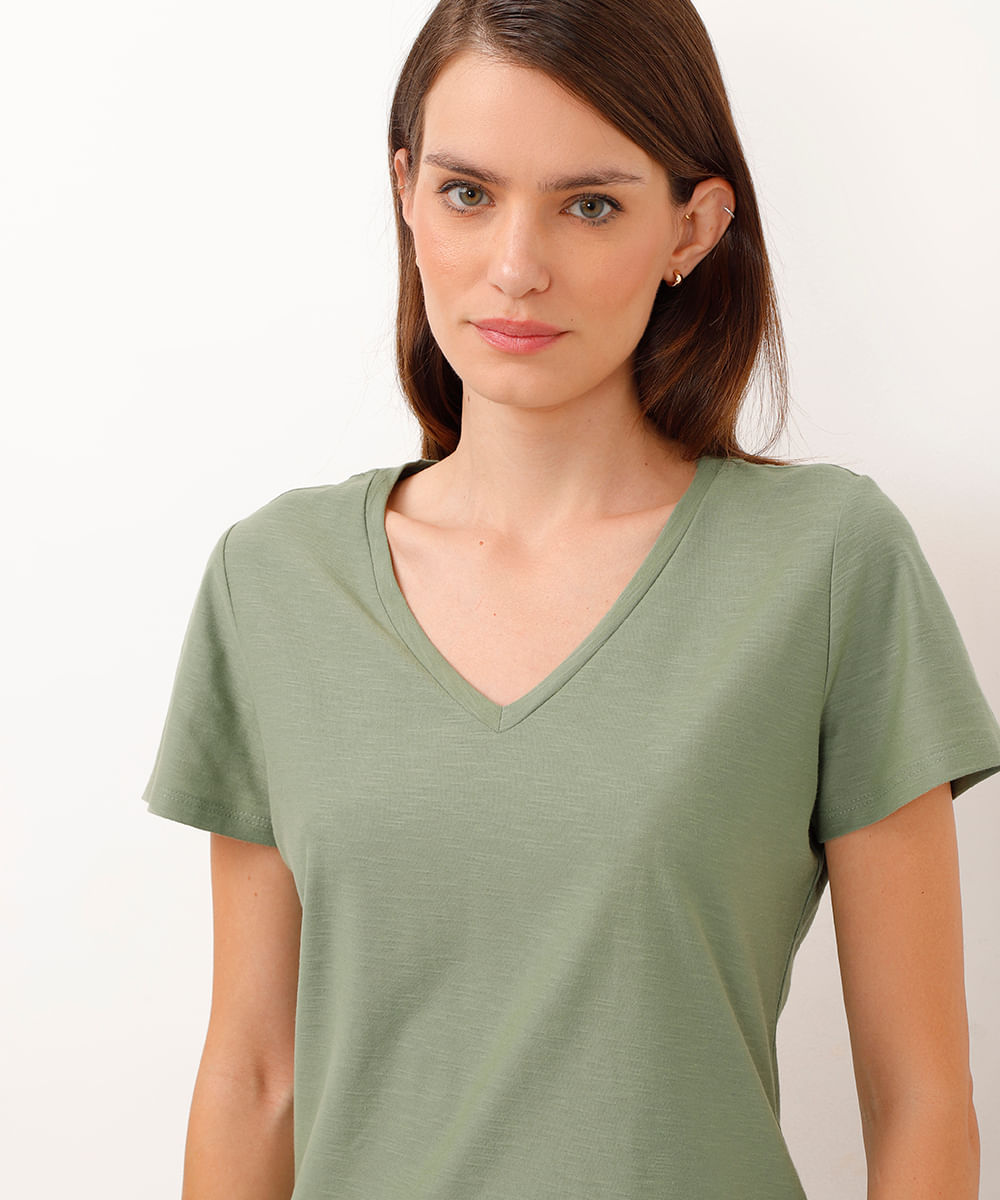 camiseta de algodão peruano decote v - verde mate
