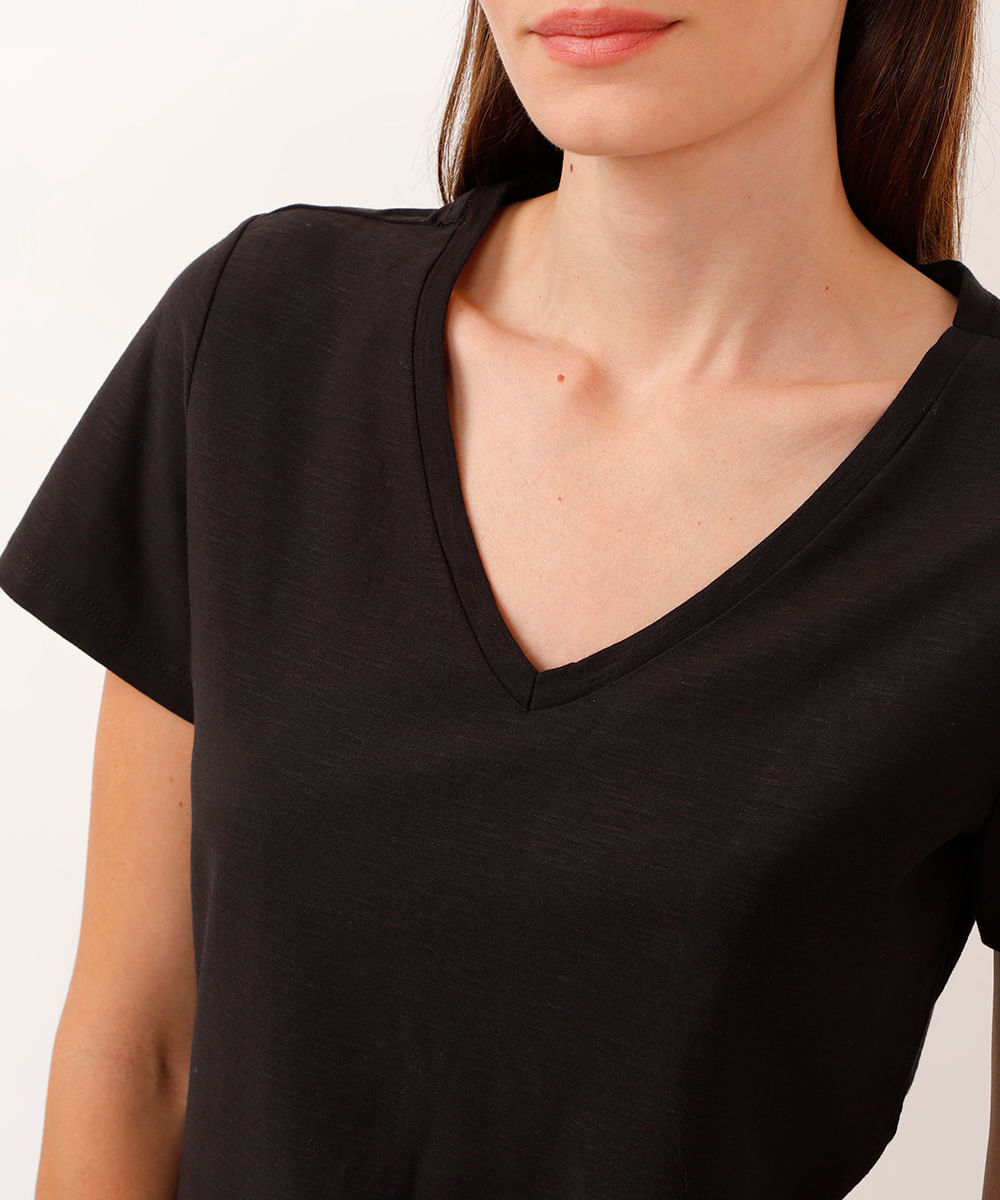 camiseta de algodão peruano decote v preta