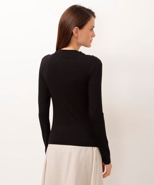 blusa de viscose gola alta e franzido preta