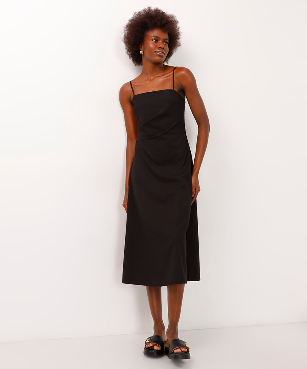 vestido midi evasê com drapeado preto
