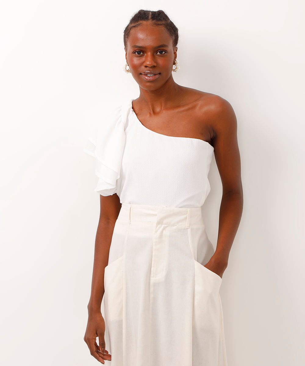 blusa ombro único com babados e textura off white