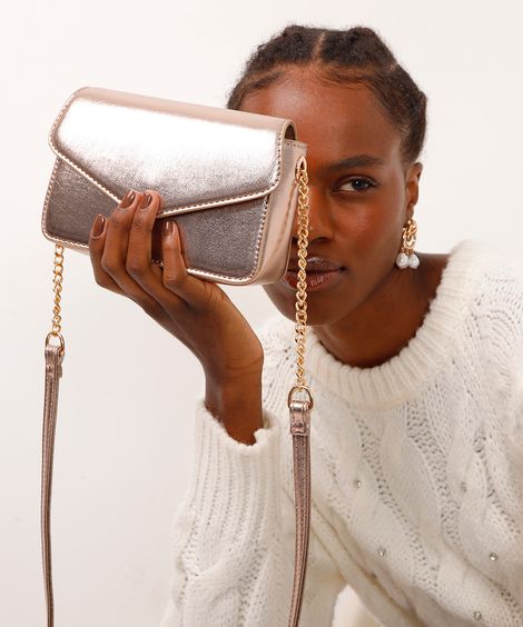 bolsa crossbody metalizada com corrente dourada