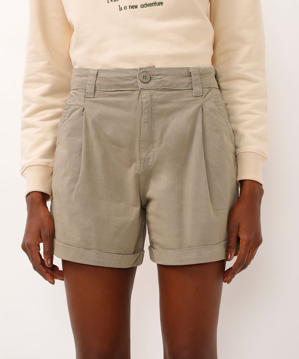 bermuda de sarja cintura alta com prega verde militar