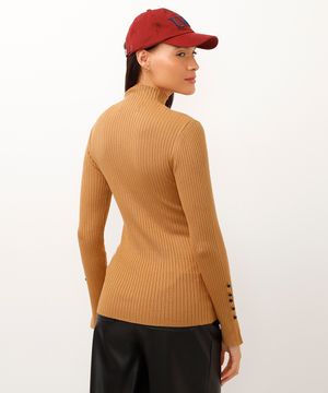 blusa de tricot gola alta com botões bege