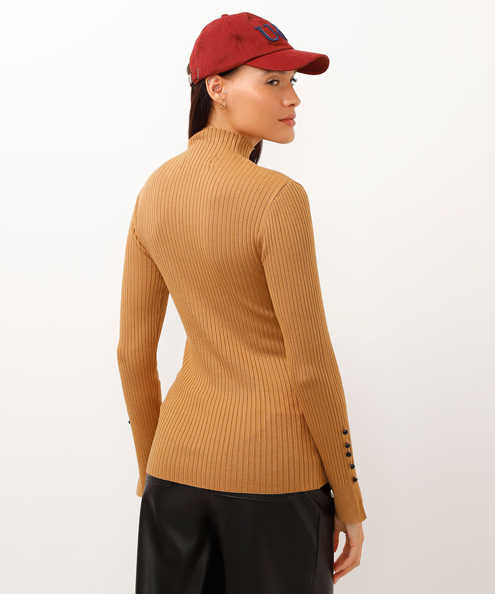 blusa de tricot gola alta com botões bege