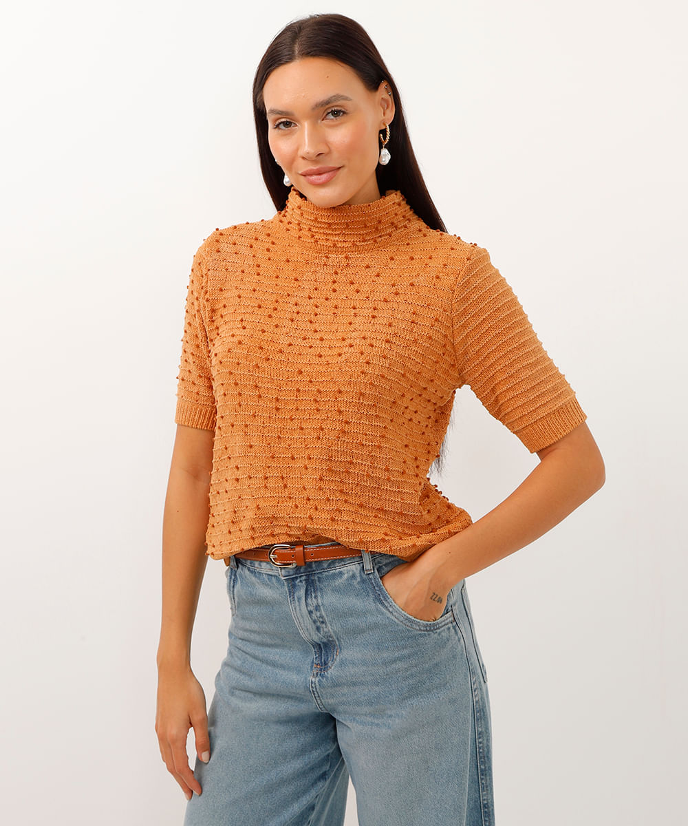 blusa de tricot gola alta texturizada em poá bege