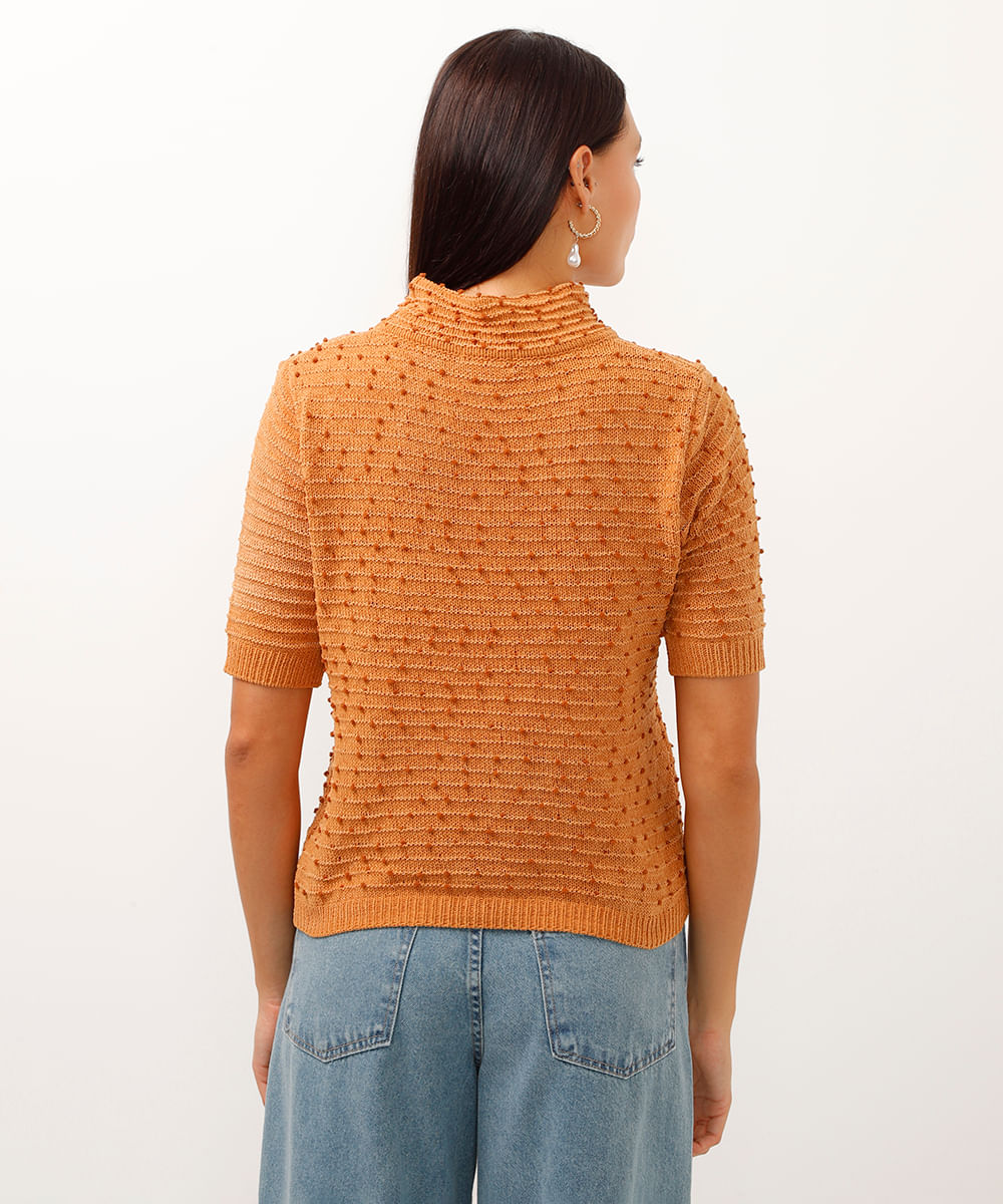 blusa de tricot gola alta texturizada em poá bege