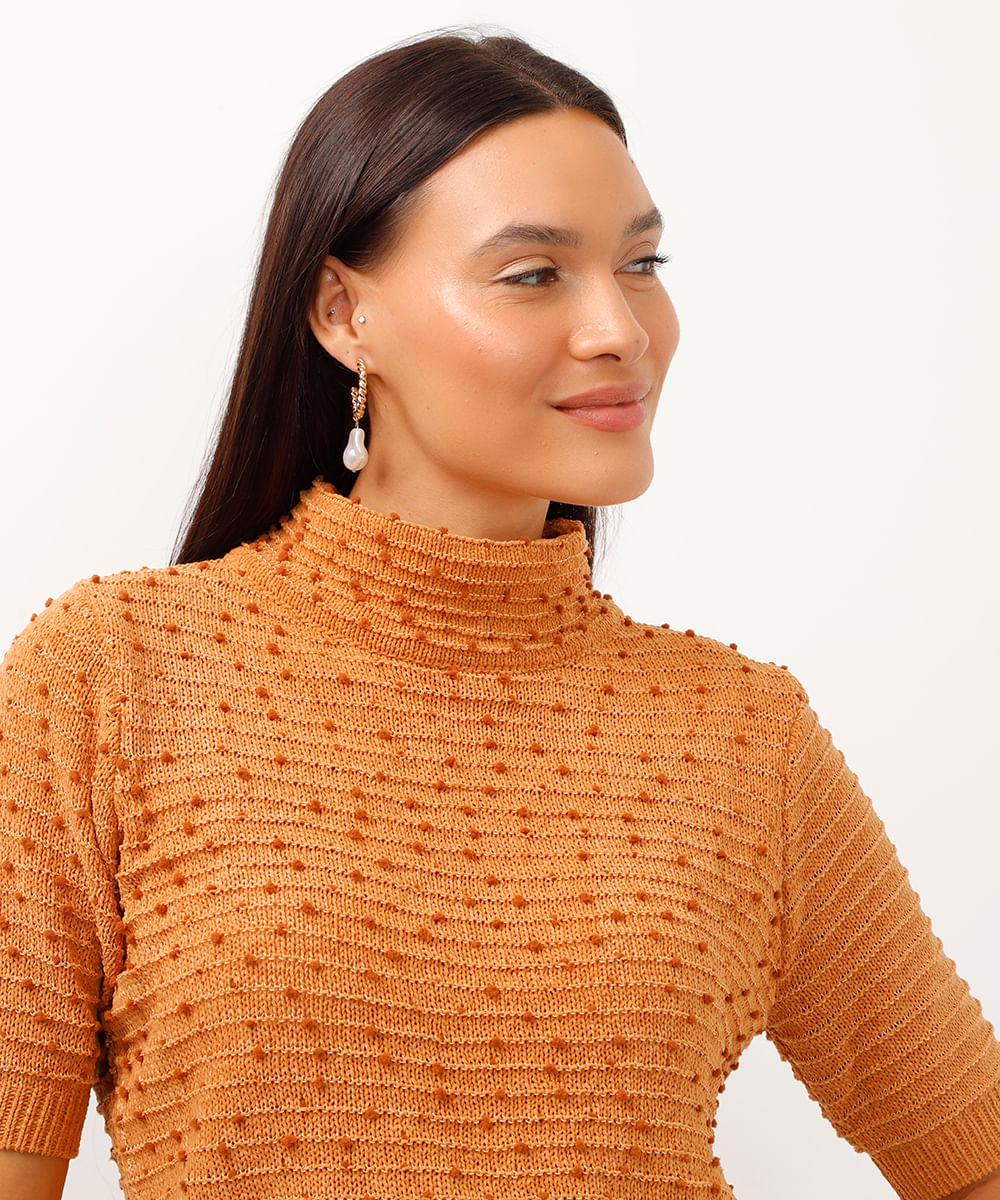 blusa de tricot gola alta texturizada em poá bege
