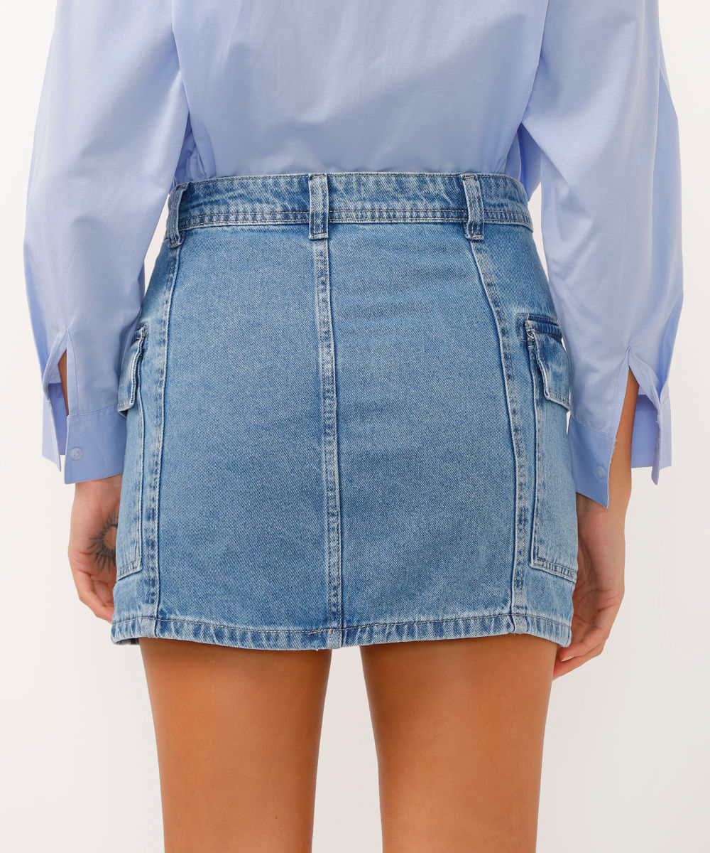 saia jeans curta cintura média bolso cargo azul