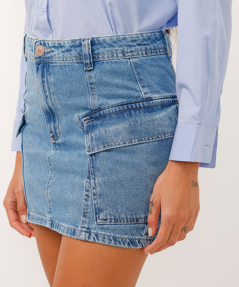saia jeans curta cintura média bolso cargo azul