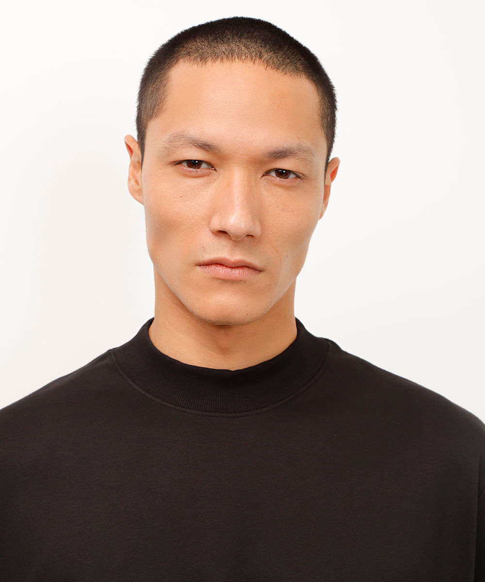 camiseta de algodão gola alta preta