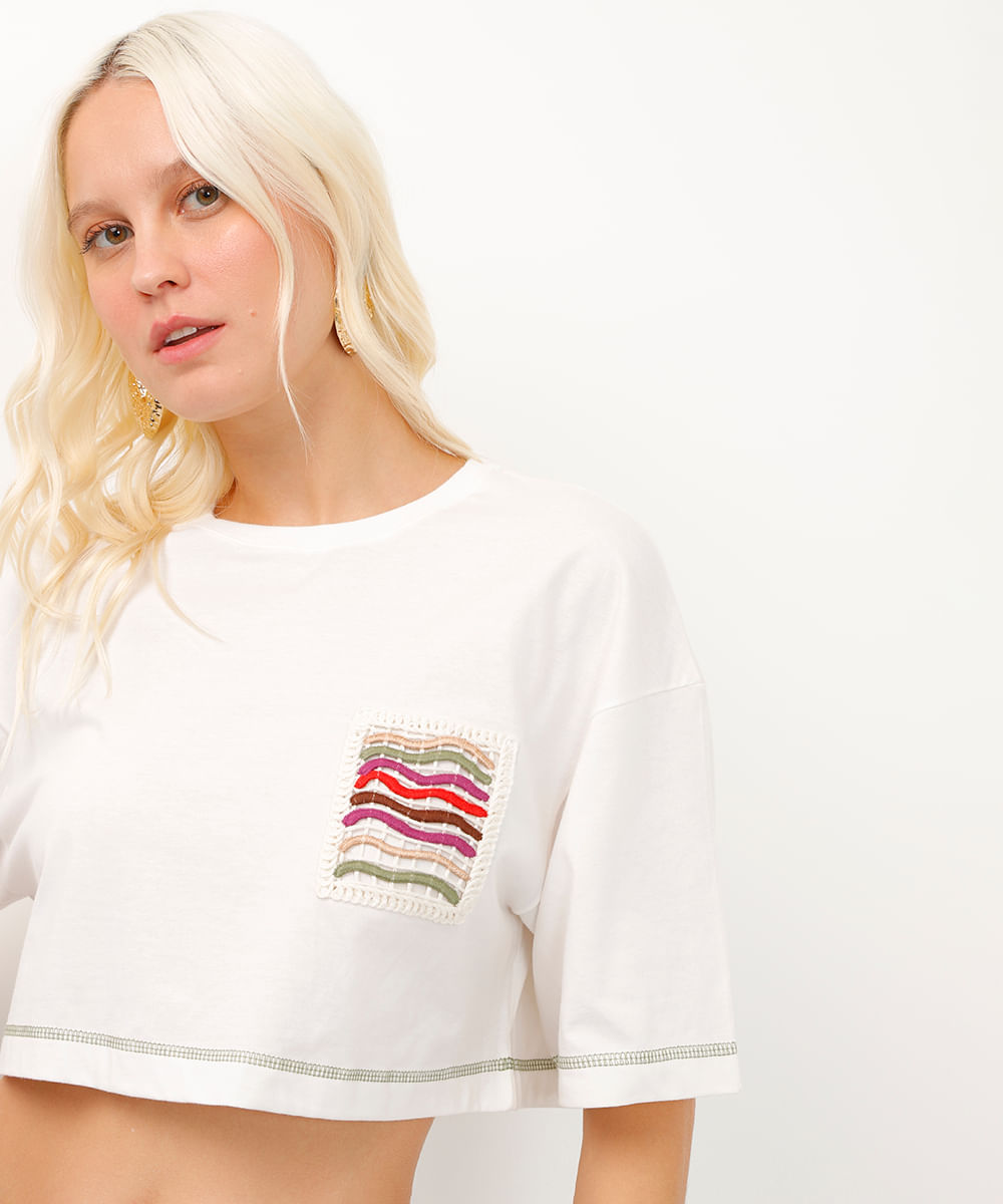 camiseta cropped de algodão bolso de crochê élle de bernardini off white