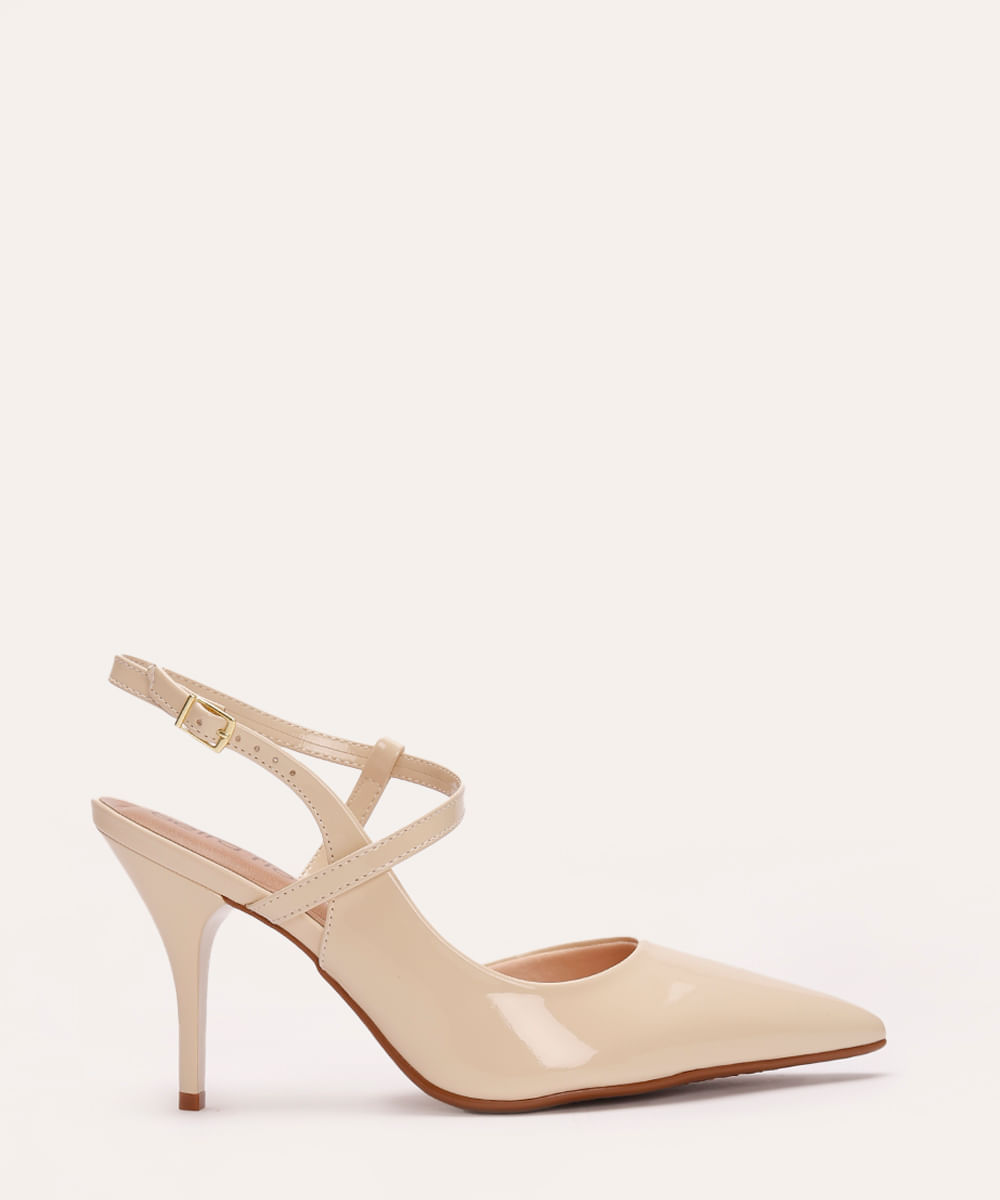 scarpin verniz bico fino salto alto fino bege