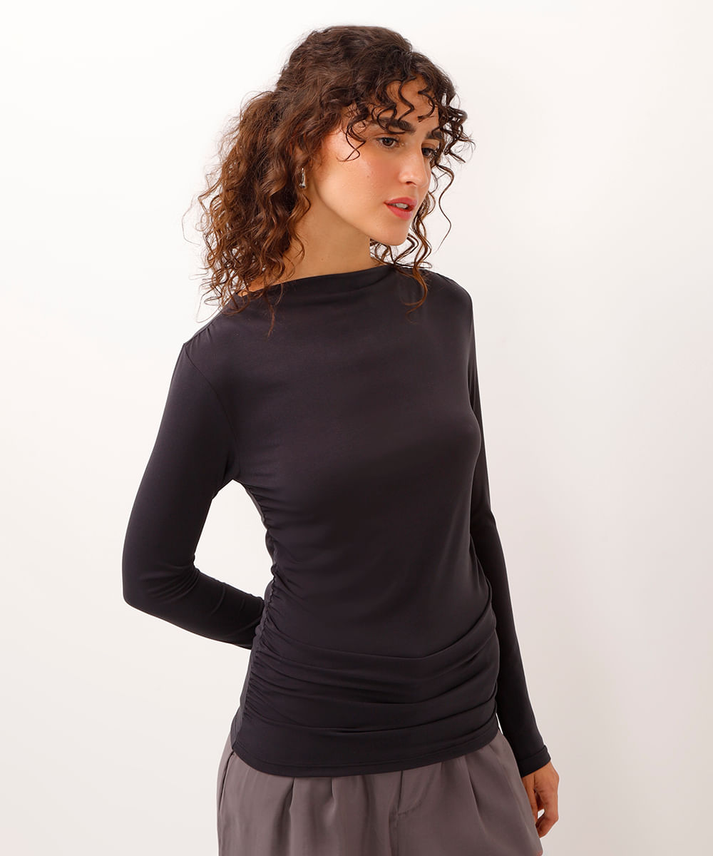 blusa decote canoa franzido na lateral preto