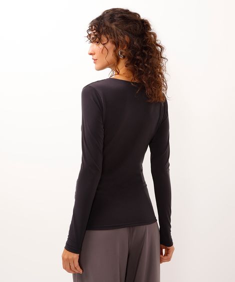 blusa decote canoa franzido na lateral preto