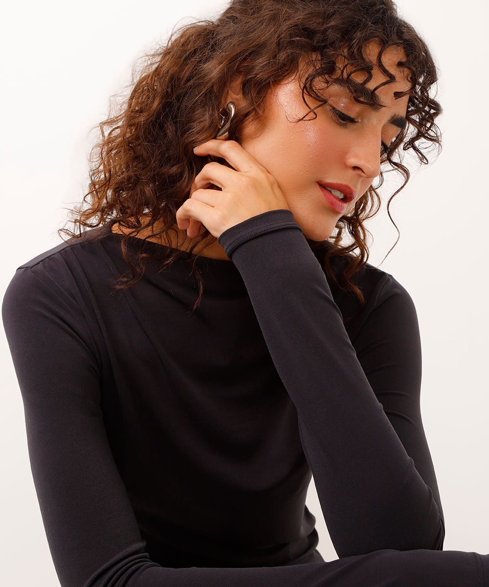 blusa decote canoa franzido na lateral preto