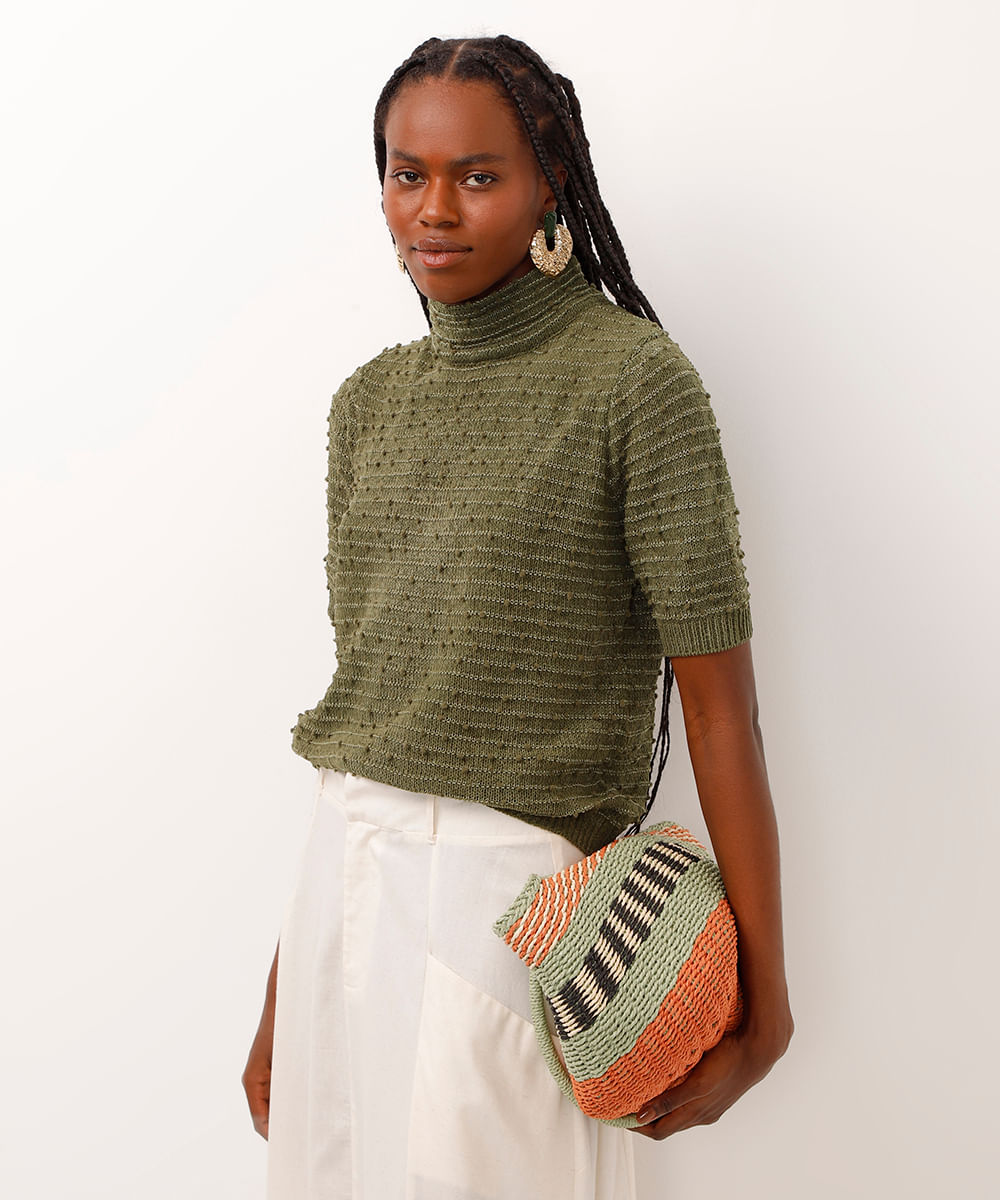blusa de tricot gola alta texturizada em poá verde militar