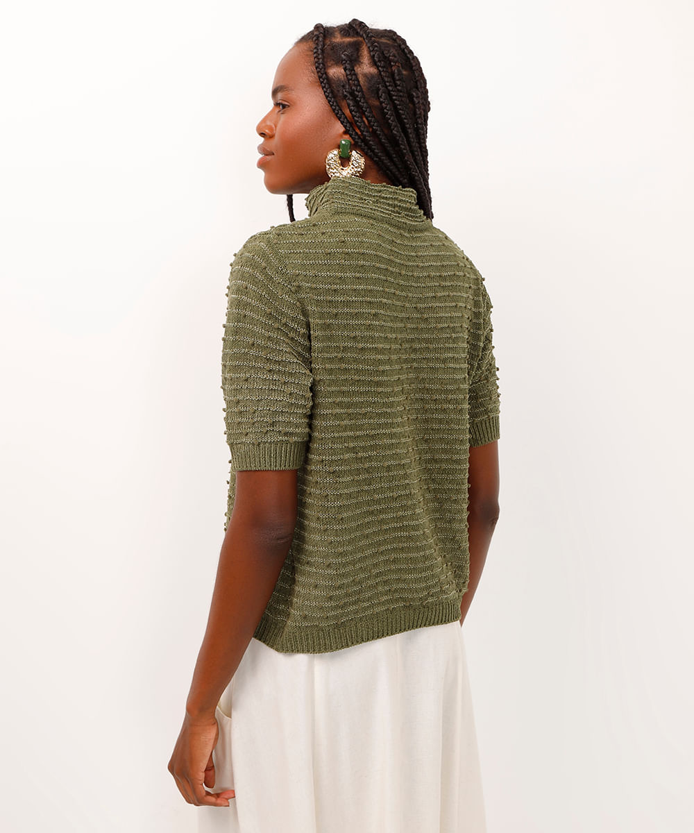 blusa de tricot gola alta texturizada em poá verde militar