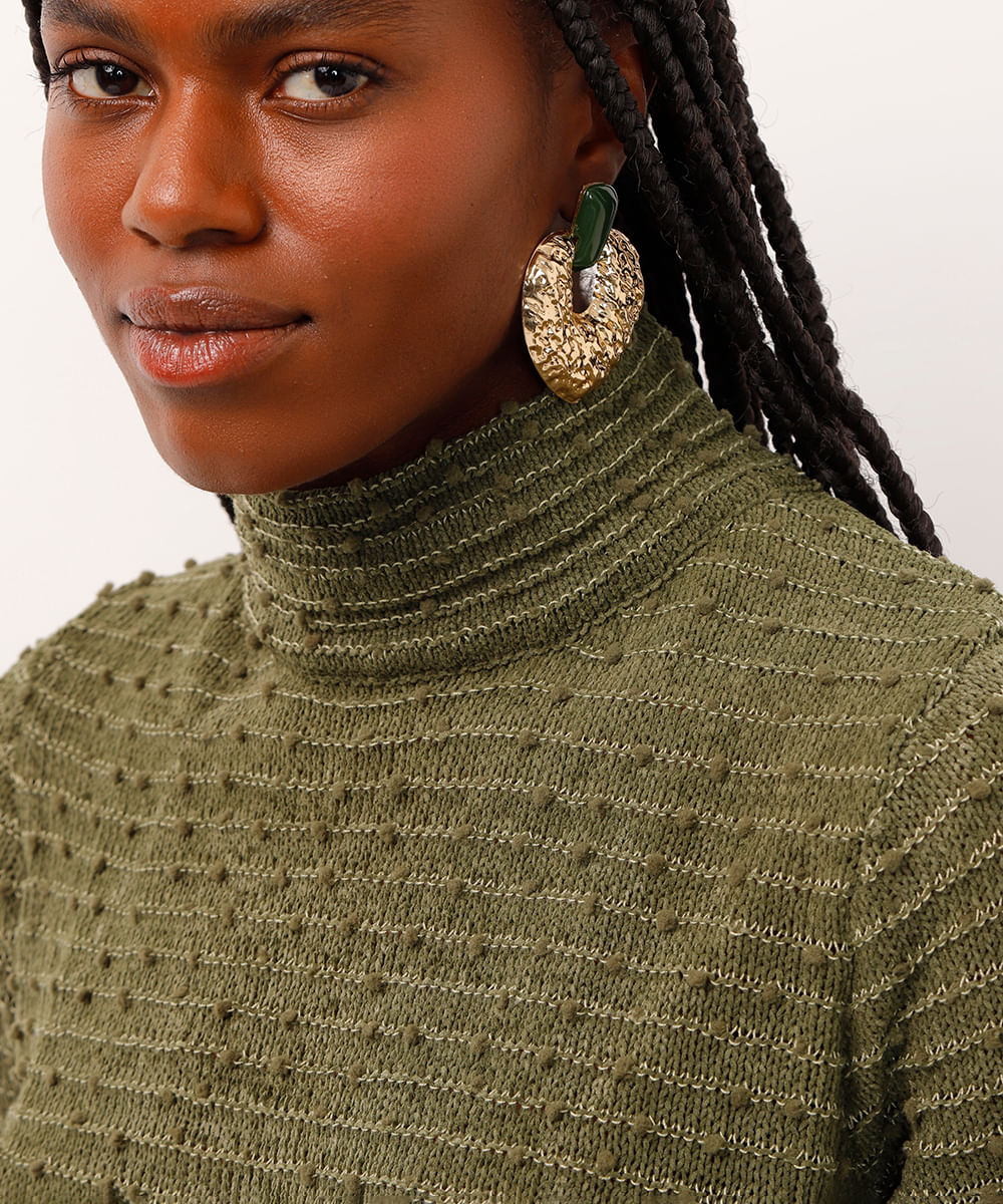 blusa de tricot gola alta texturizada em poá verde militar
