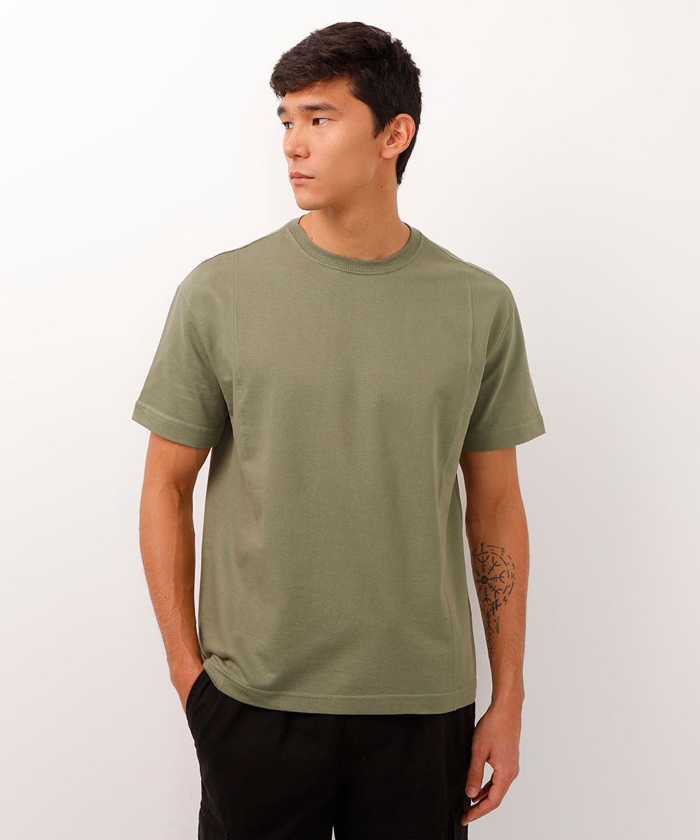 camiseta de moletinho manga curta com recortes verde