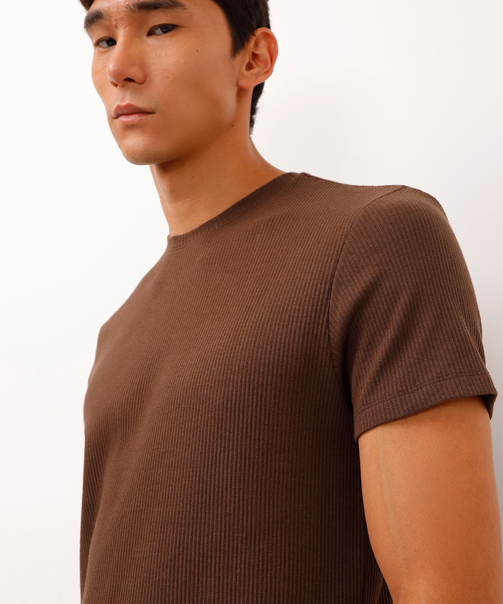 camiseta de algodão manga curta texturizada marrom