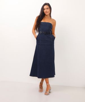 vestido midi jeans evasê sem alça com cinto azul