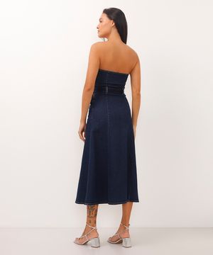 vestido midi jeans evasê sem alça com cinto azul