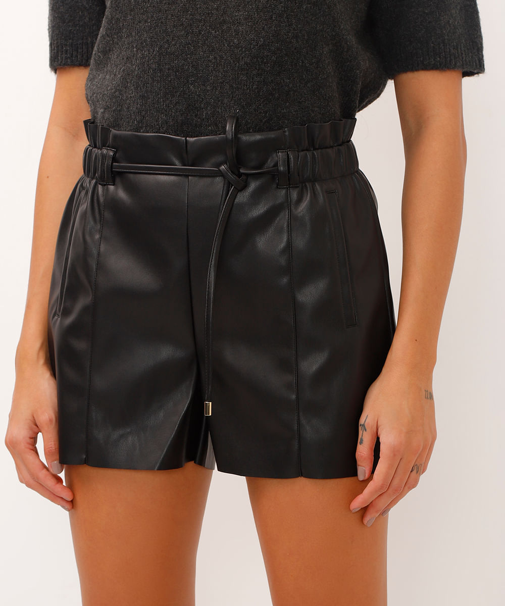 short clochard de poliuretano com bolsos preto