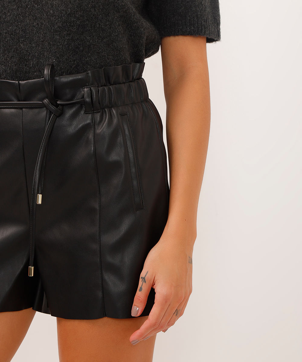 short clochard de poliuretano com bolsos preto